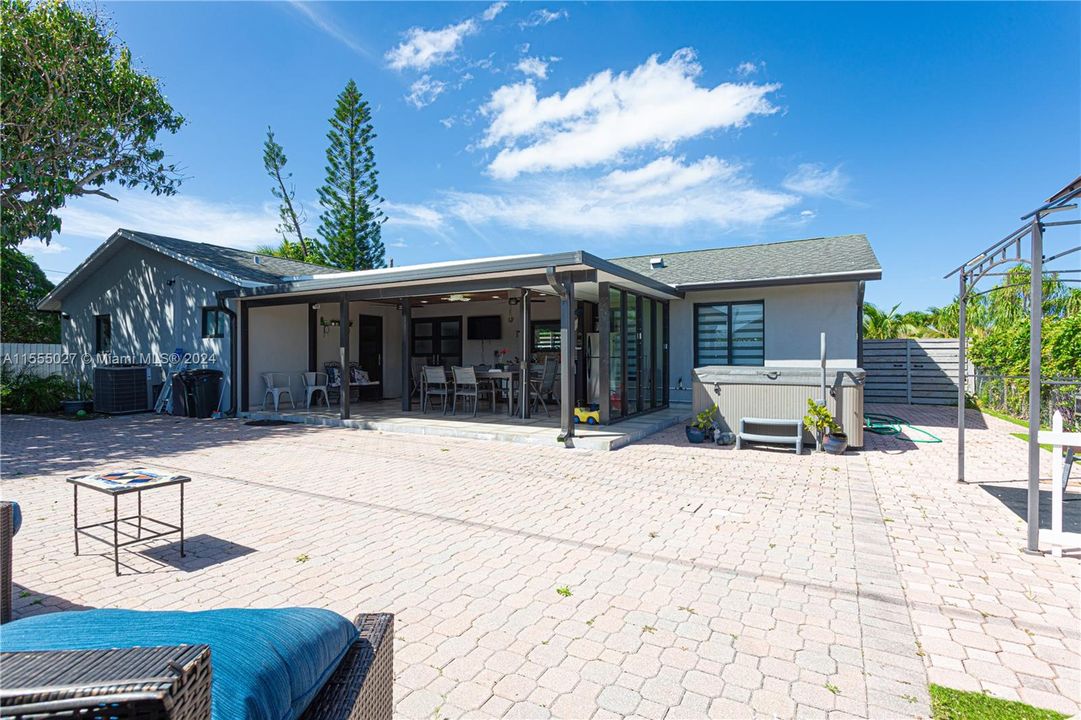 Vendido Recientemente: $590,000 (3 camas, 2 baños, 1675 Pies cuadrados)