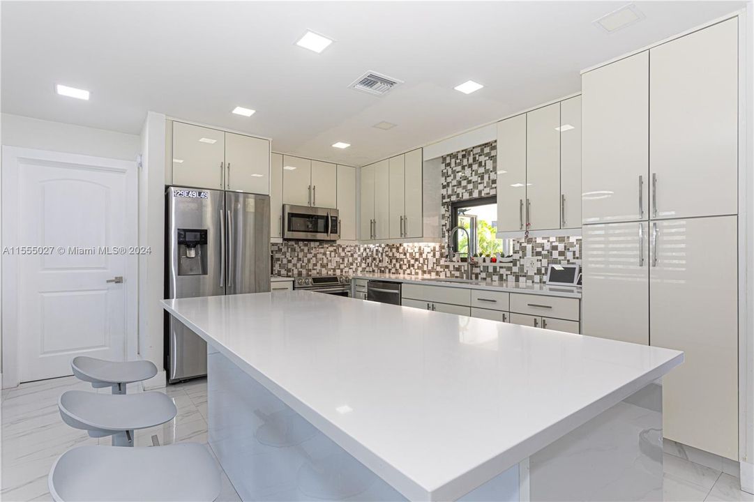 Vendido Recientemente: $590,000 (3 camas, 2 baños, 1675 Pies cuadrados)