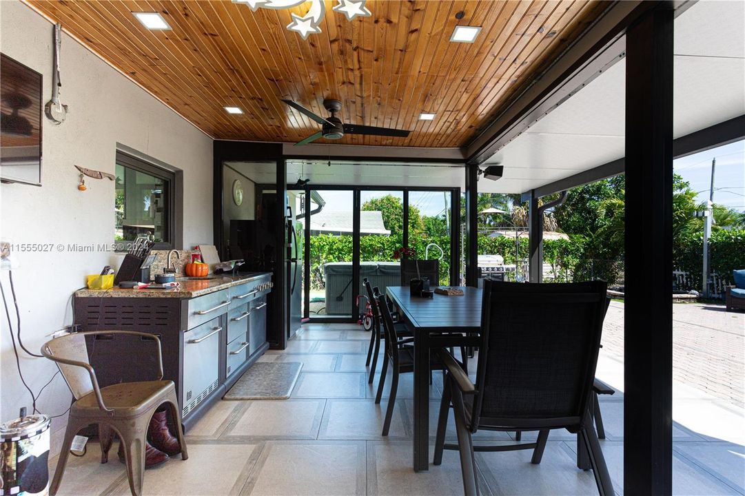 Vendido Recientemente: $590,000 (3 camas, 2 baños, 1675 Pies cuadrados)