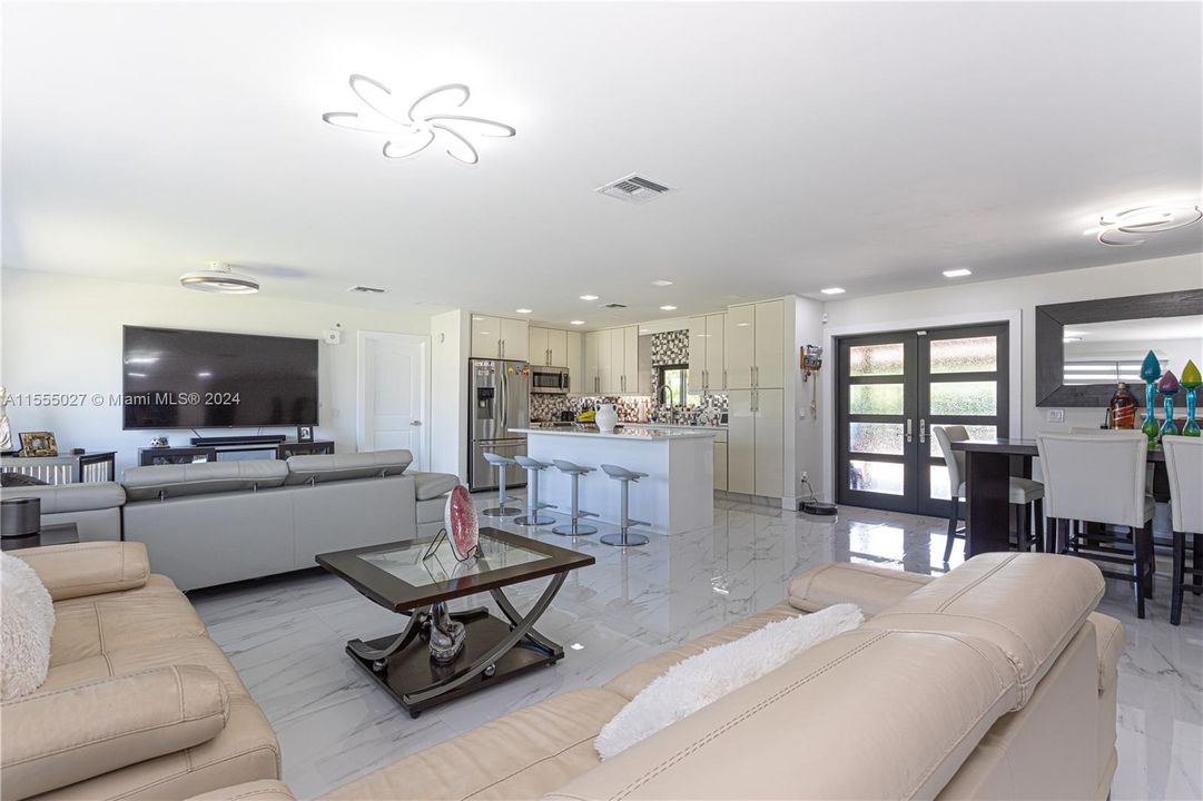 Vendido Recientemente: $590,000 (3 camas, 2 baños, 1675 Pies cuadrados)