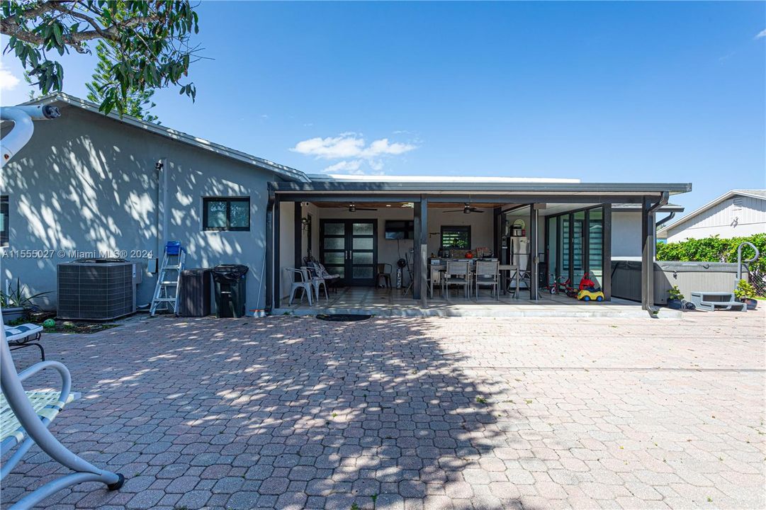 Vendido Recientemente: $590,000 (3 camas, 2 baños, 1675 Pies cuadrados)