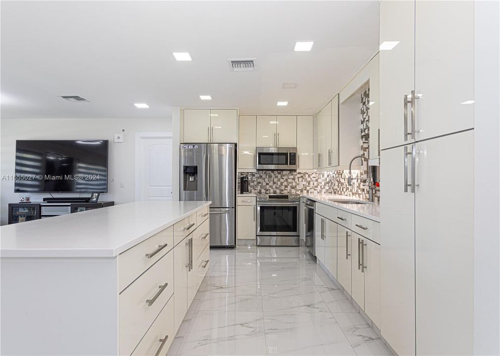 Vendido Recientemente: $590,000 (3 camas, 2 baños, 1675 Pies cuadrados)