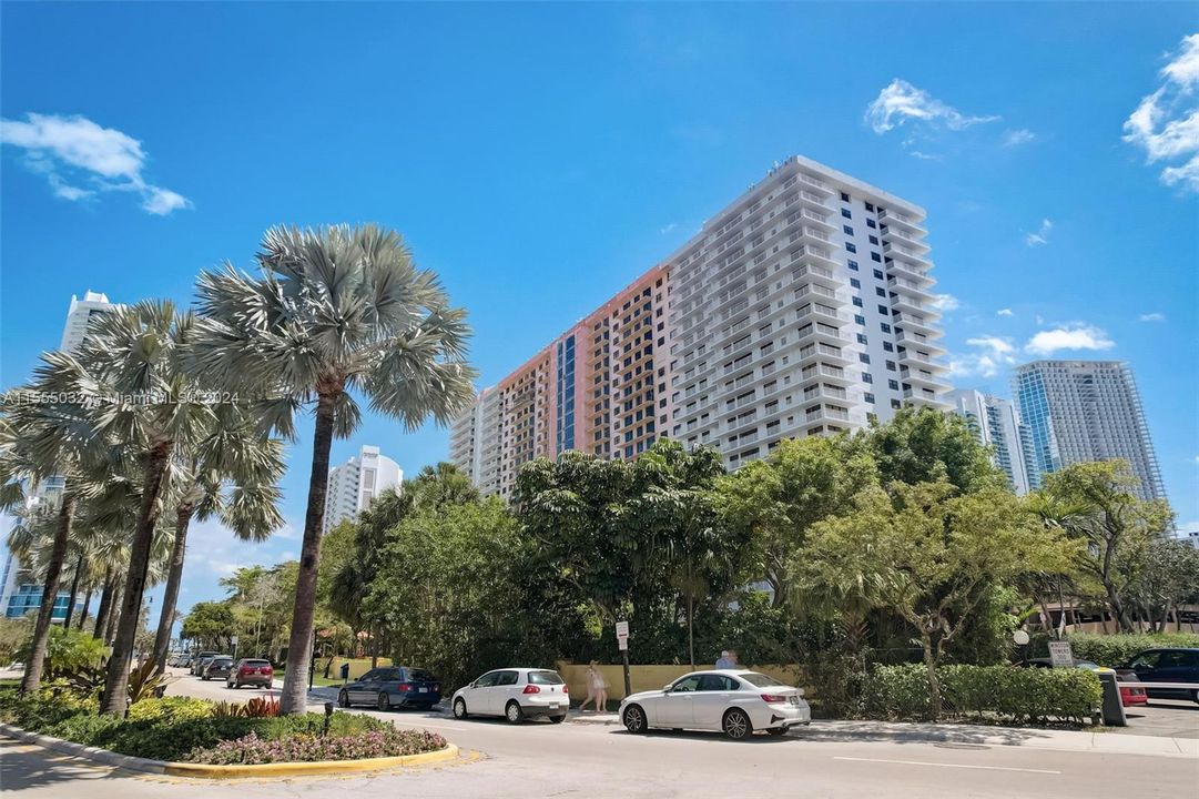 Active With Contract: $240,000 (0 beds, 1 baths, 762 Square Feet)