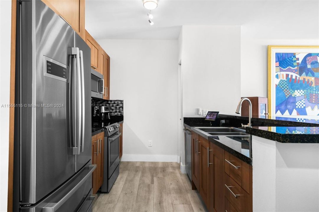 For Sale: $525,000 (1 beds, 1 baths, 780 Square Feet)