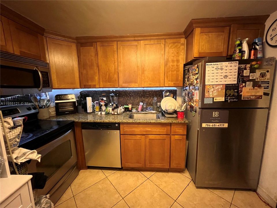 For Sale: $370,000 (2 beds, 2 baths, 940 Square Feet)