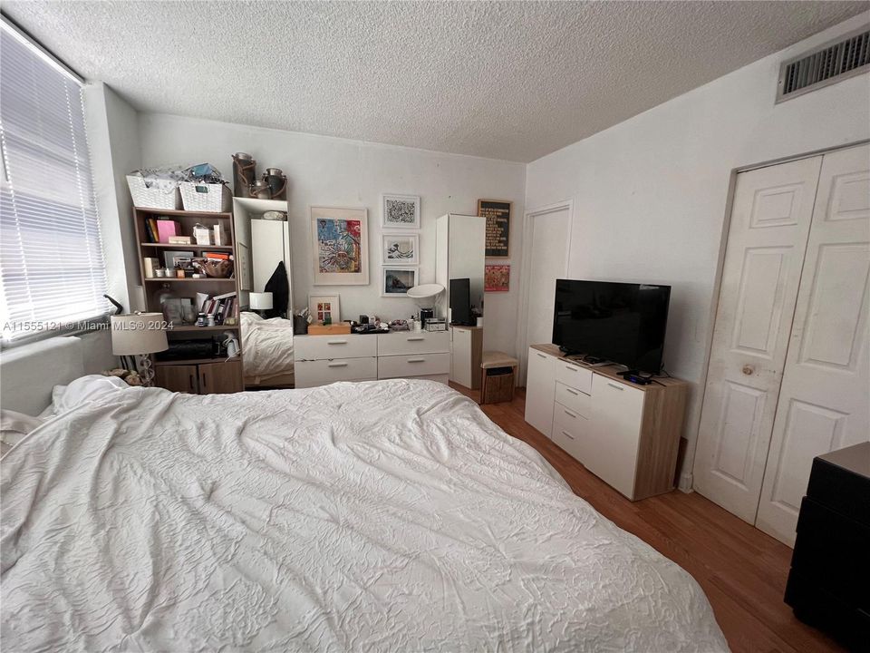For Sale: $370,000 (2 beds, 2 baths, 940 Square Feet)