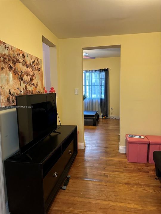 For Rent: $2,200 (1 beds, 1 baths, 570 Square Feet)