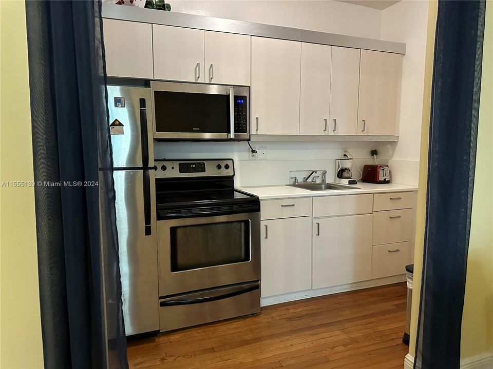 For Rent: $2,350 (1 beds, 1 baths, 570 Square Feet)