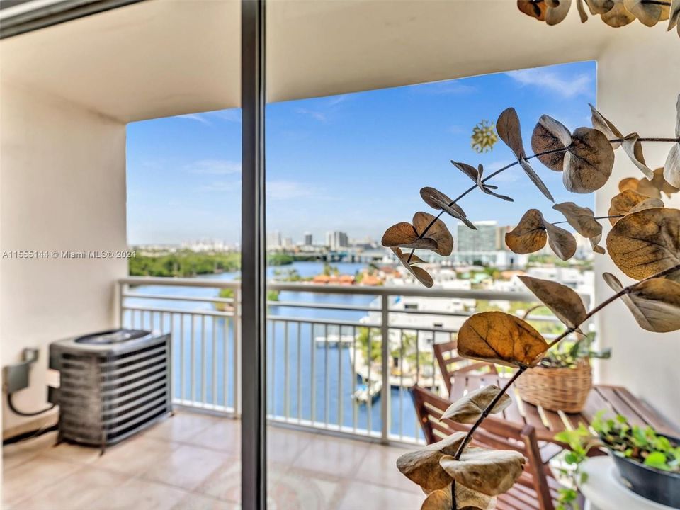 Active With Contract: $265,000 (1 beds, 1 baths, 695 Square Feet)