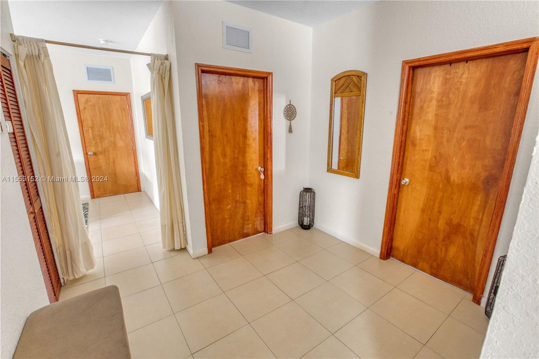 En Venta: $689,000 (3 camas, 2 baños, 1406 Pies cuadrados)