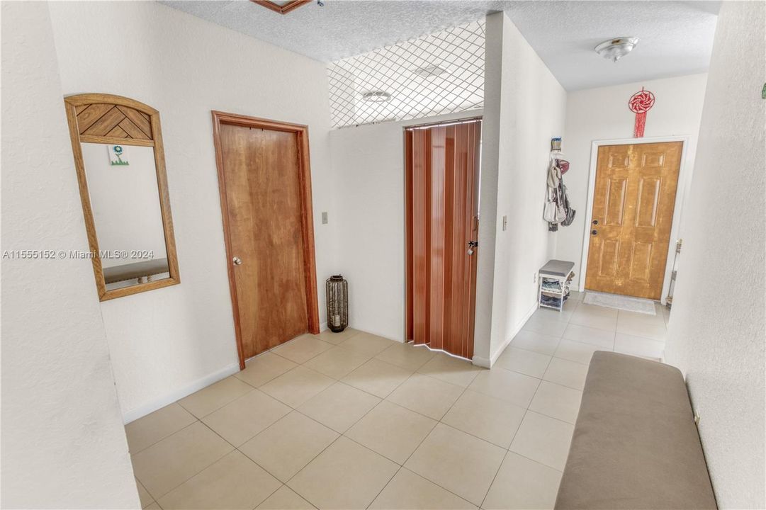 En Venta: $689,000 (3 camas, 2 baños, 1406 Pies cuadrados)