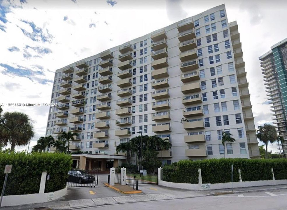 Recently Rented: $2,200 (1 beds, 1 baths, 831 Square Feet)