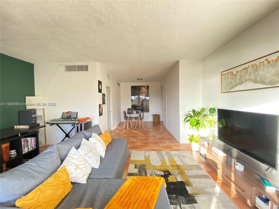 Recently Rented: $2,200 (1 beds, 1 baths, 831 Square Feet)