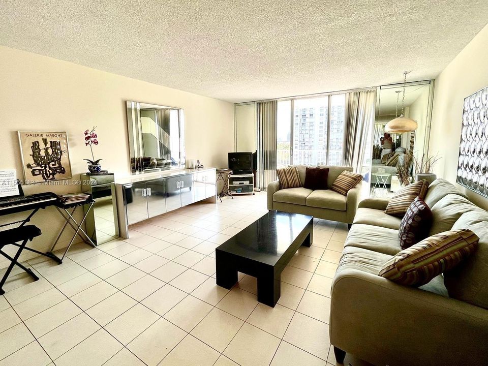 For Sale: $249,500 (1 beds, 2 baths, 1066 Square Feet)
