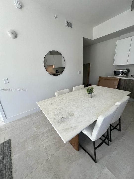 For Sale: $580,000 (1 beds, 1 baths, 571 Square Feet)