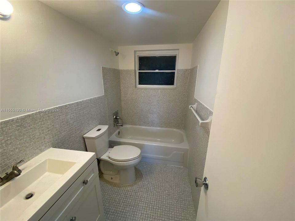 For Sale: $119,900 (1 beds, 1 baths, 878 Square Feet)