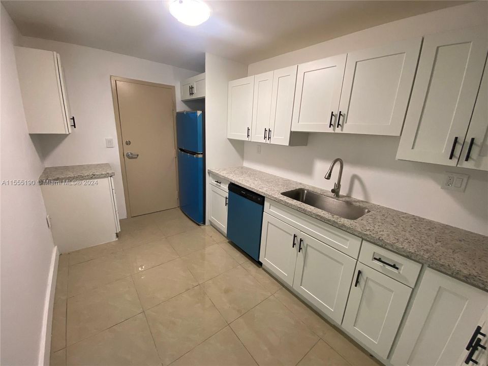 For Sale: $119,900 (1 beds, 1 baths, 878 Square Feet)