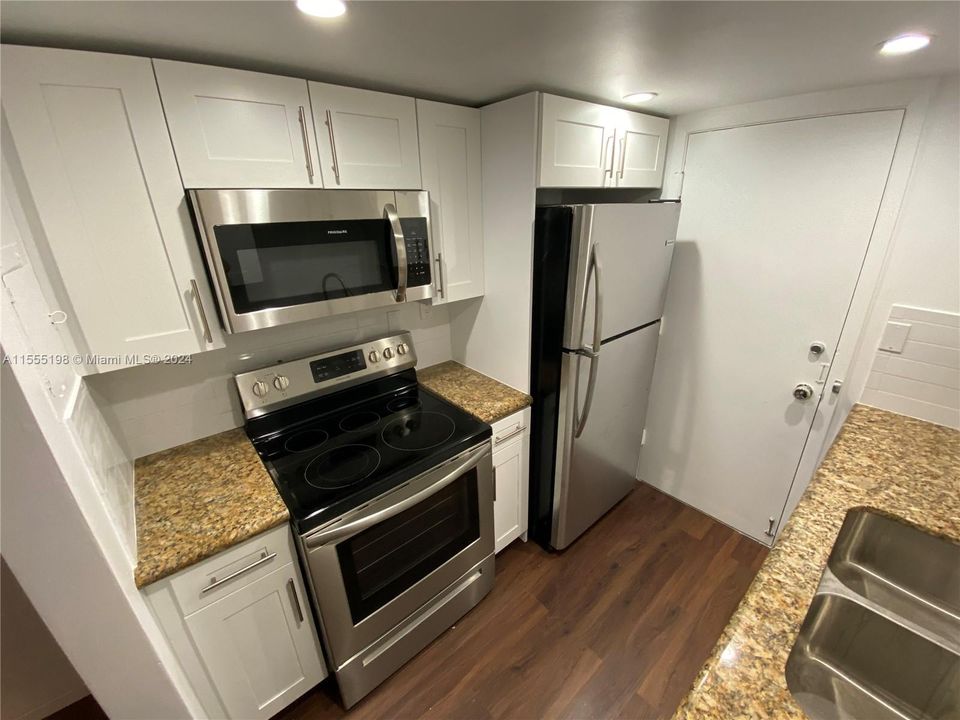 For Sale: $119,900 (1 beds, 1 baths, 882 Square Feet)