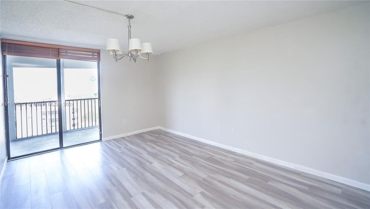 Recently Sold: $243,000 (1 beds, 1 baths, 913 Square Feet)
