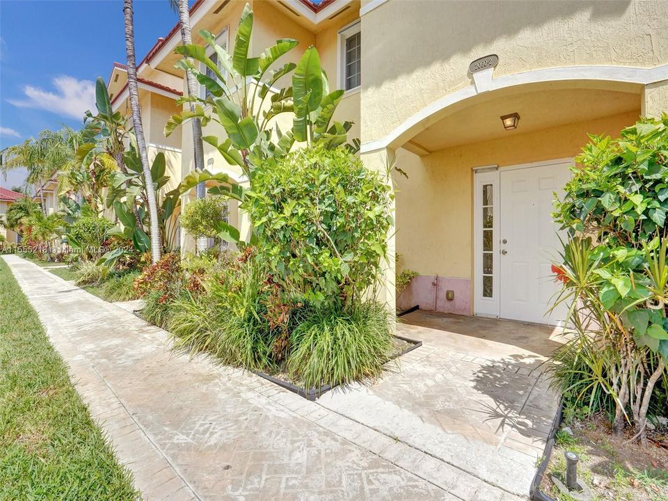 For Sale: $350,000 (3 beds, 2 baths, 1129 Square Feet)