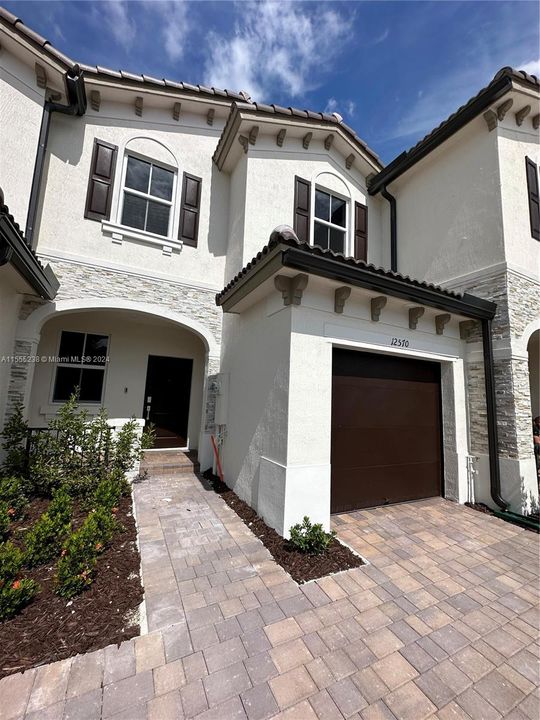 Recently Rented: $3,400 (3 beds, 2 baths, 1732 Square Feet)
