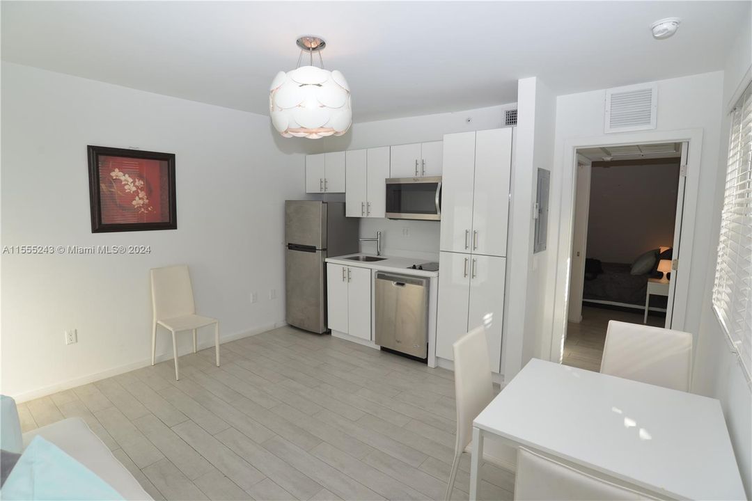For Sale: $245,000 (1 beds, 1 baths, 390 Square Feet)