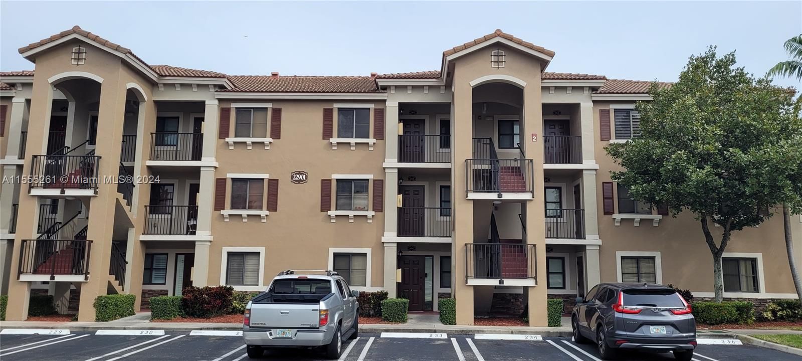 Recently Rented: $2,580 (3 beds, 2 baths, 817 Square Feet)