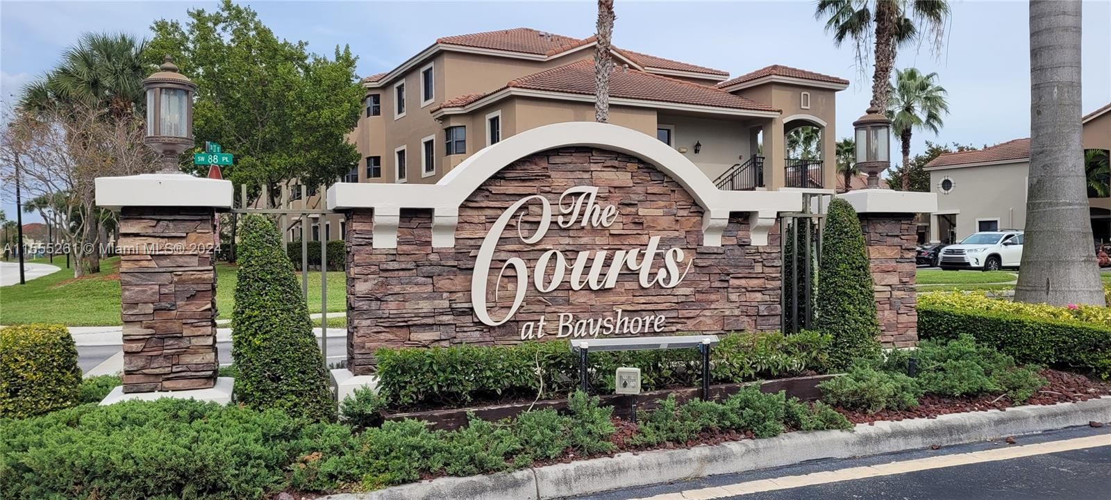 Recently Rented: $2,580 (3 beds, 2 baths, 817 Square Feet)