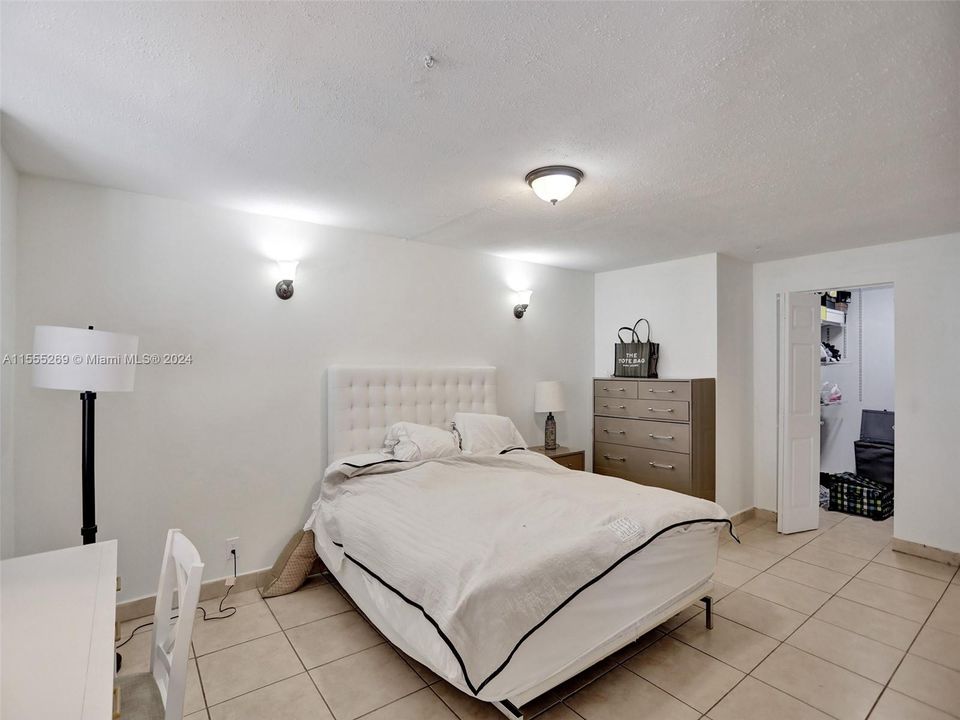 For Sale: $405,000 (1 beds, 1 baths, 917 Square Feet)