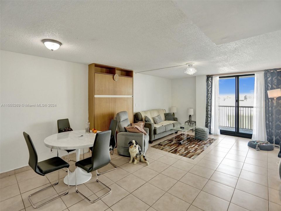For Sale: $405,000 (1 beds, 1 baths, 917 Square Feet)