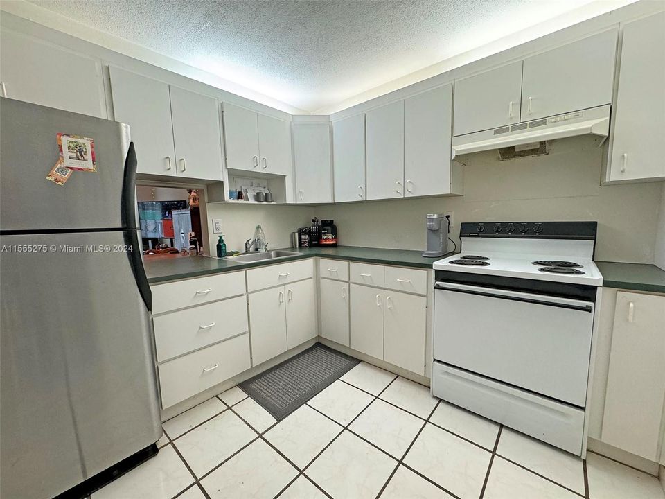 Active With Contract: $325,000 (2 beds, 2 baths, 912 Square Feet)