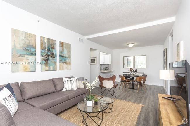 Active With Contract: $1,900 (2 beds, 2 baths, 906 Square Feet)