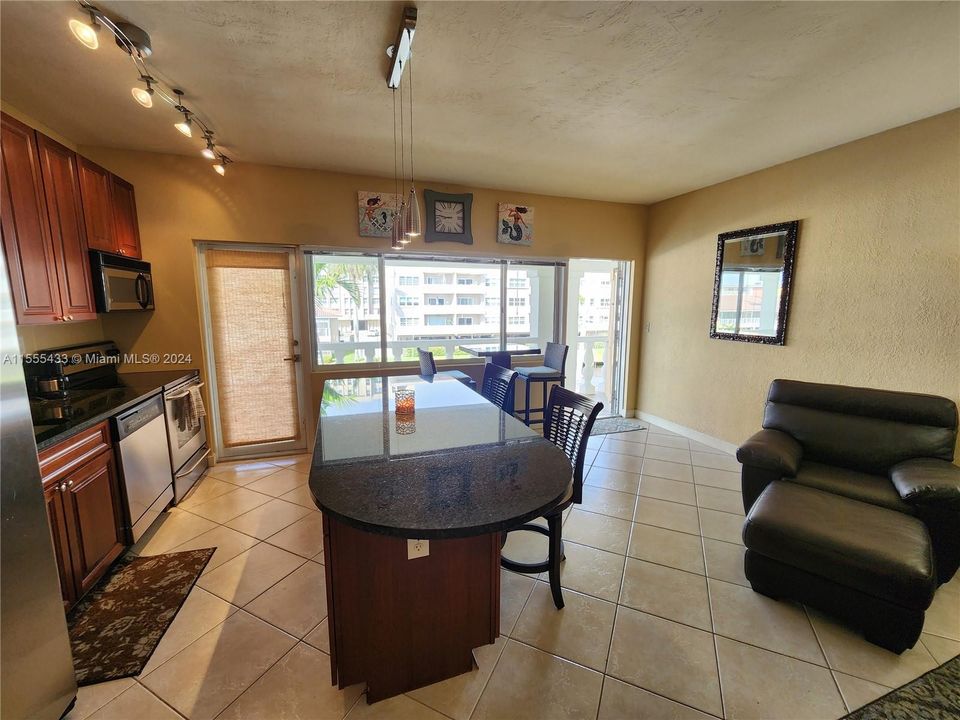 For Sale: $349,000 (1 beds, 1 baths, 747 Square Feet)