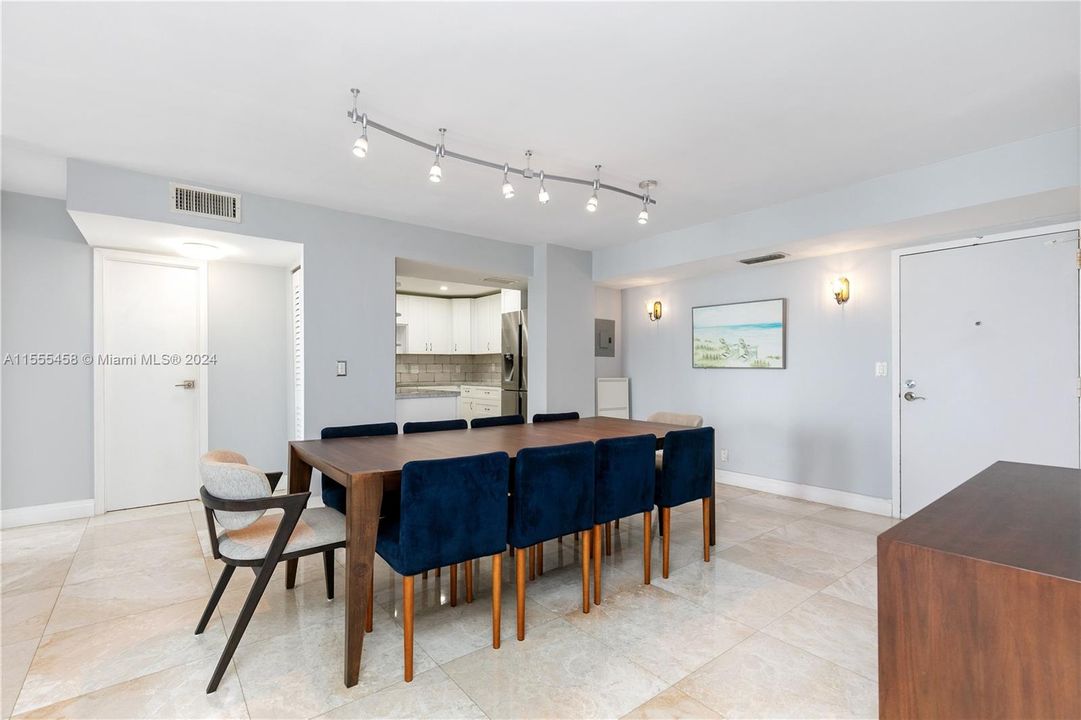 For Sale: $460,000 (2 beds, 2 baths, 1254 Square Feet)