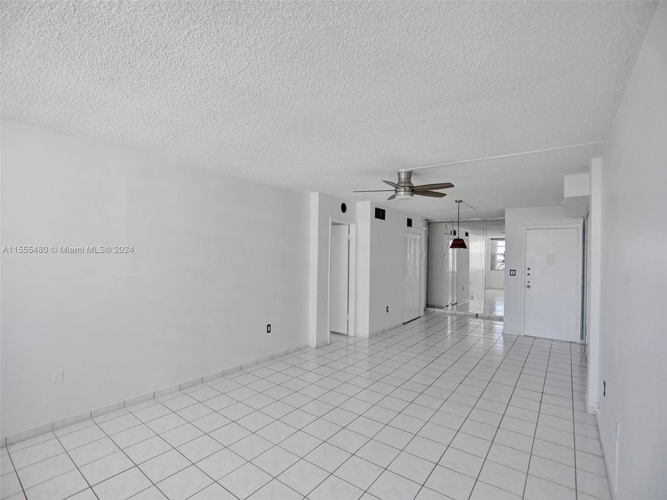 For Sale: $375,000 (1 beds, 1 baths, 845 Square Feet)