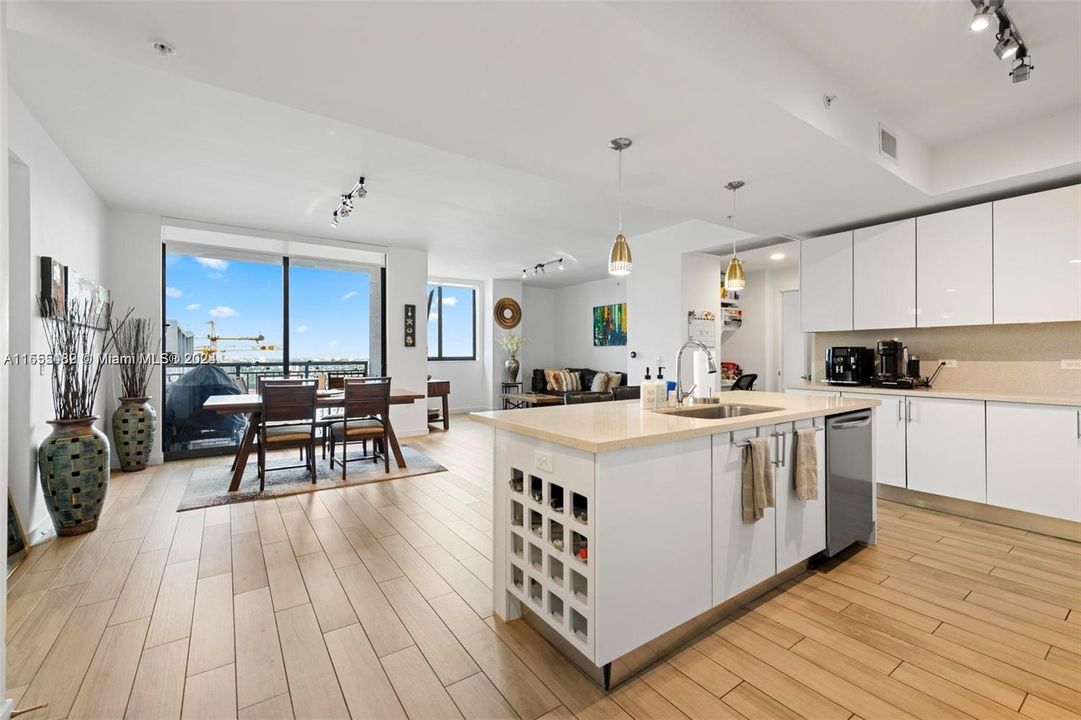Active With Contract: $760,000 (2 beds, 2 baths, 1369 Square Feet)
