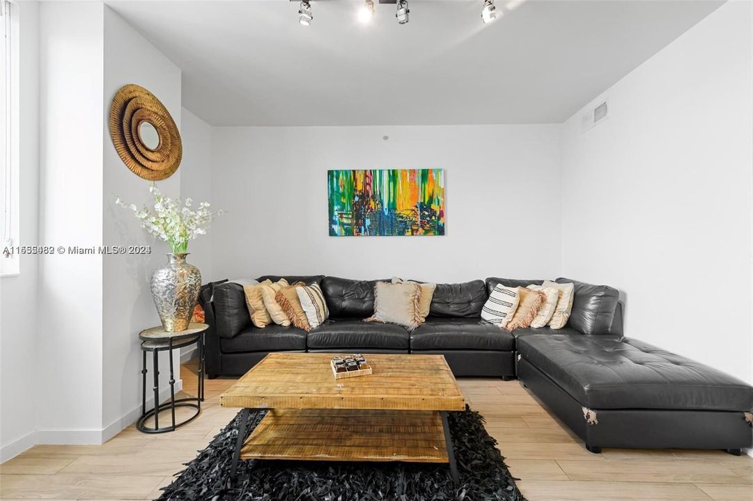 Active With Contract: $760,000 (2 beds, 2 baths, 1369 Square Feet)