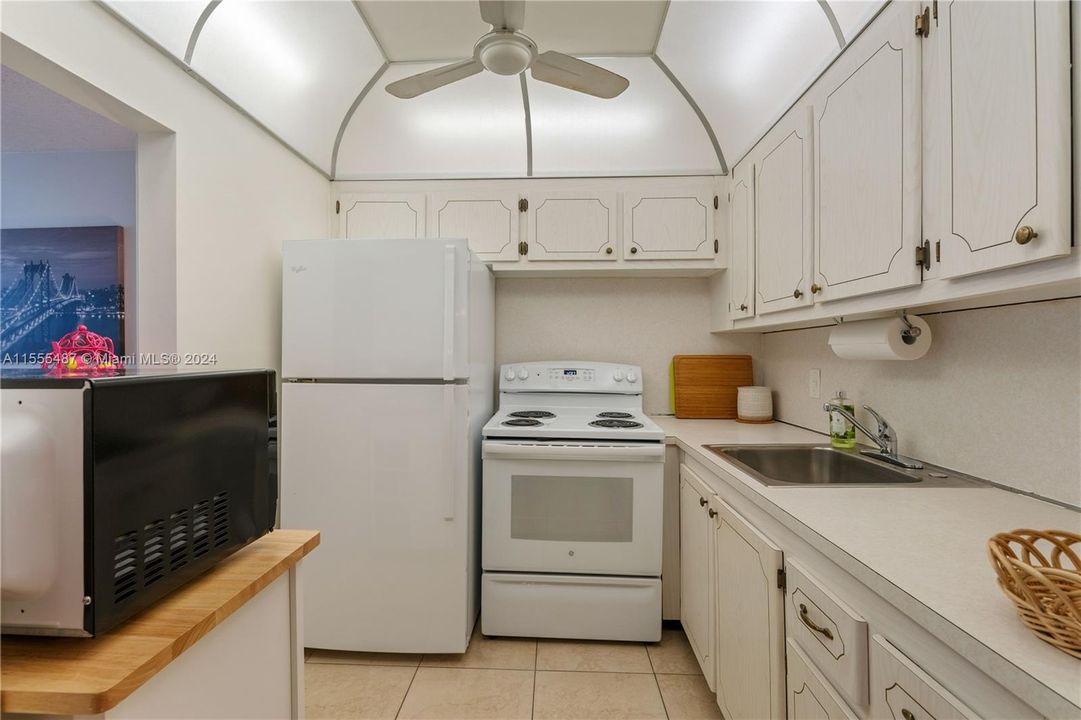 For Sale: $115,000 (1 beds, 1 baths, 595 Square Feet)