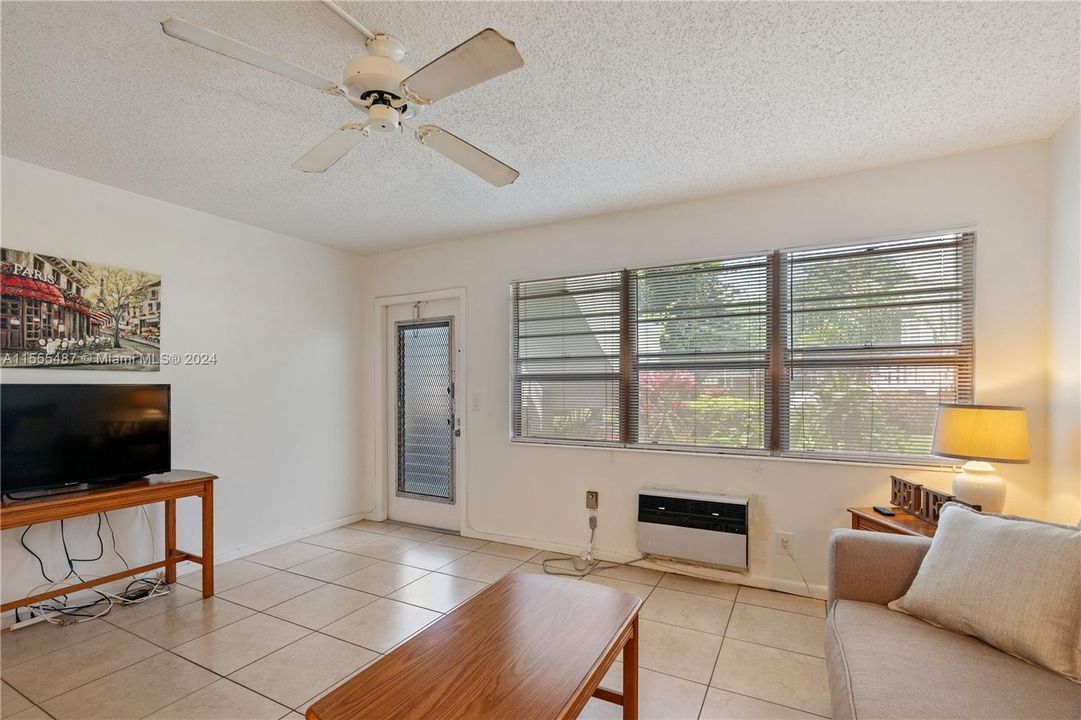 For Sale: $115,000 (1 beds, 1 baths, 595 Square Feet)