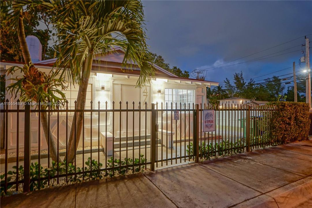 For Sale: $950,000 (5 beds, 2 baths, 1520 Square Feet)