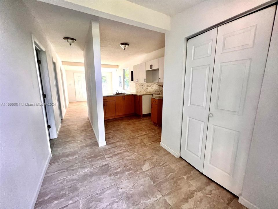 For Sale: $314,000 (2 beds, 1 baths, 704 Square Feet)