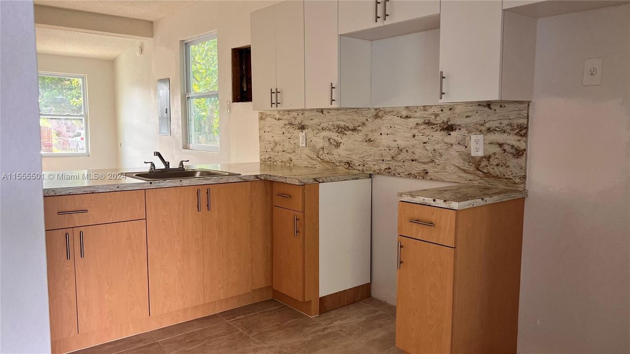 For Sale: $314,000 (2 beds, 1 baths, 704 Square Feet)
