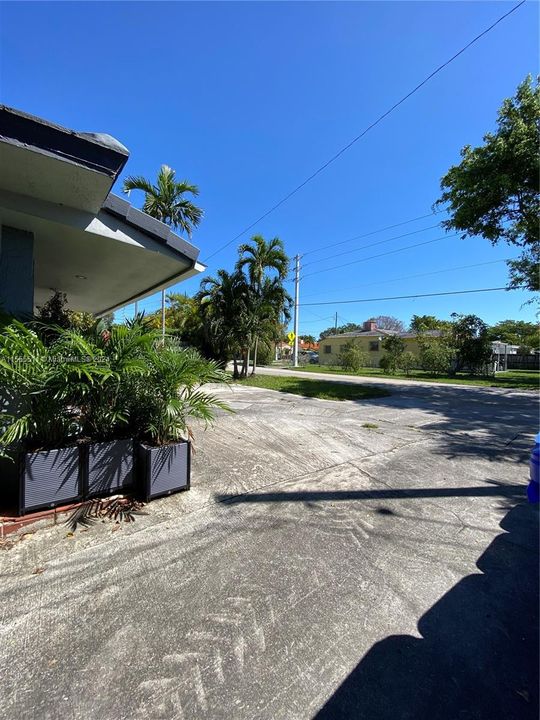 Recently Rented: $2,600 (2 beds, 1 baths, 900 Square Feet)