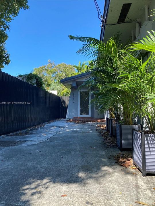 Recently Rented: $2,600 (2 beds, 1 baths, 900 Square Feet)