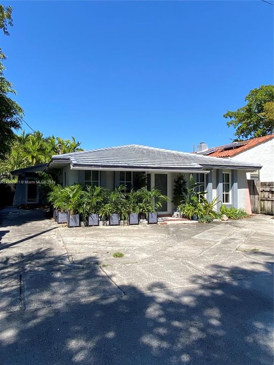 Recently Rented: $2,600 (2 beds, 1 baths, 900 Square Feet)