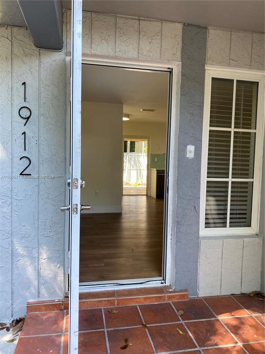 Recently Rented: $2,600 (2 beds, 1 baths, 900 Square Feet)
