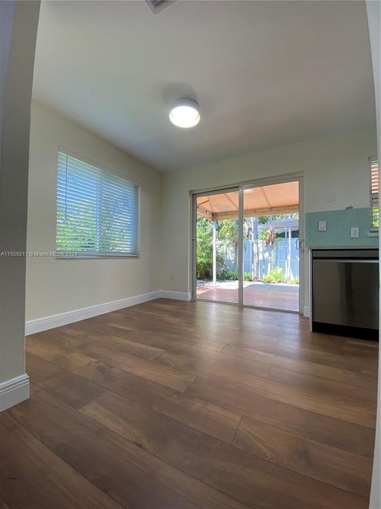 Recently Rented: $2,600 (2 beds, 1 baths, 900 Square Feet)