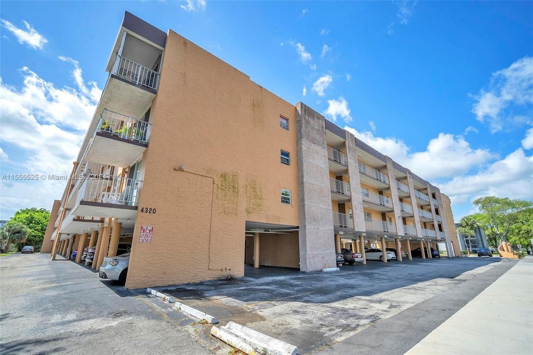 Active With Contract: $160,000 (1 beds, 1 baths, 740 Square Feet)