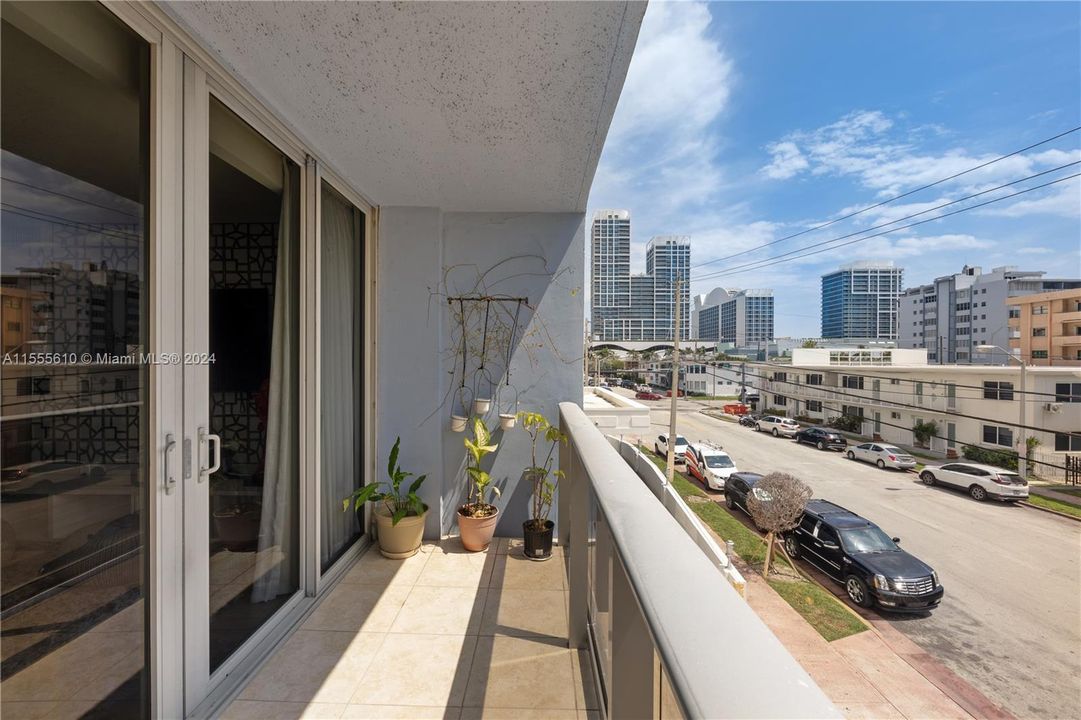 Active With Contract: $525,000 (2 beds, 2 baths, 1287 Square Feet)