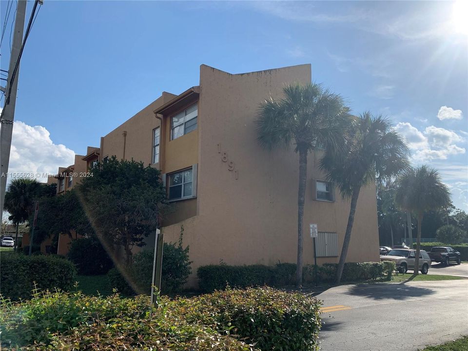 Recently Sold: $103,000 (1 beds, 1 baths, 689 Square Feet)